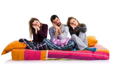 Bir yatakta uyuyan üzerinde üç arkadaş