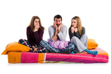 Yatakta korkmuş insanlar