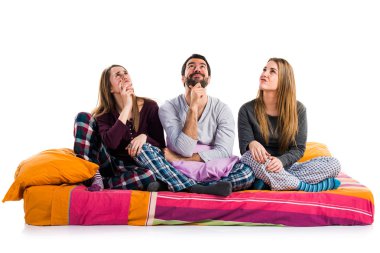 Üç arkadaş bir yatak düşünme üzerine