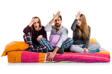 Şüpheleri bir yatakta üç arkadaş