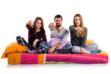 Üç arkadaş bir yatakta kötü sinyal yapıyor