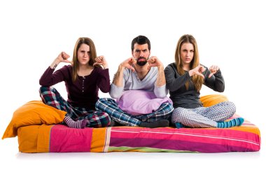 Üç arkadaş bir yatakta kötü sinyal yapıyor