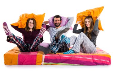 Bir yatakta üç arkadaş
