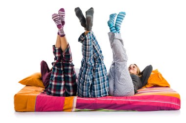 Bir yatakta üç arkadaş