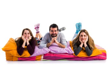 Bir yatakta üç arkadaş