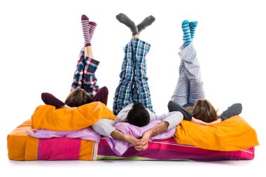 Bir yatakta üç arkadaş