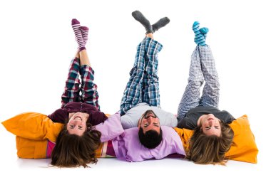 Bir yatakta üç arkadaş