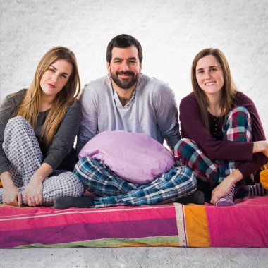 Bir yatakta üç arkadaş