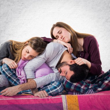 Bir yatakta uyuyan üzerinde üç arkadaş