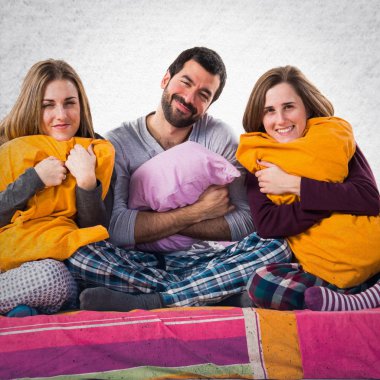 Bir yatakta üç arkadaş