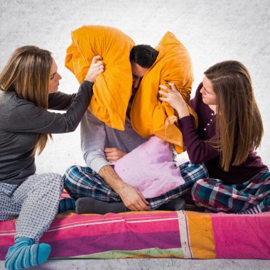 Üç arkadaş bir yatak oynamaya