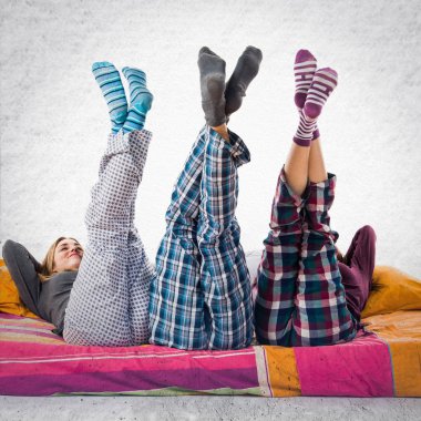 Bir yatakta üç arkadaş