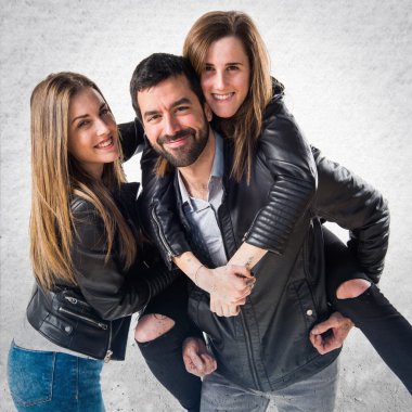 Siyah deri ceket ile üç arkadaş