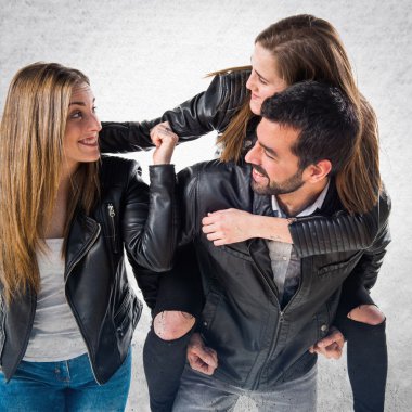 Siyah deri ceket ile üç arkadaş