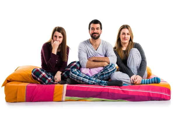 Трое друзей на кровати — стоковое фото