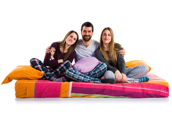 Tři přátelé na posteli — Stock fotografie