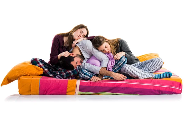 Трое друзей на кровати спят — стоковое фото