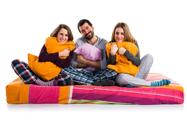 Drie vrienden op een bed — Stockfoto