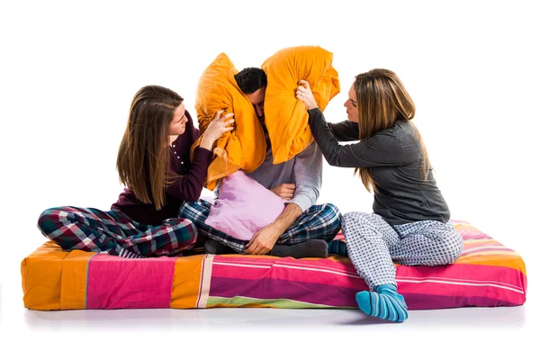 Trois amis sur un lit jouant — Photo