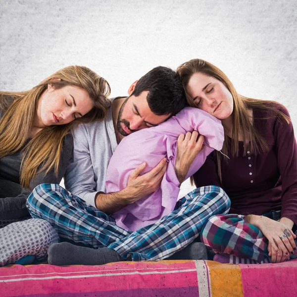 Bir yatakta uyuyan üzerinde üç arkadaş