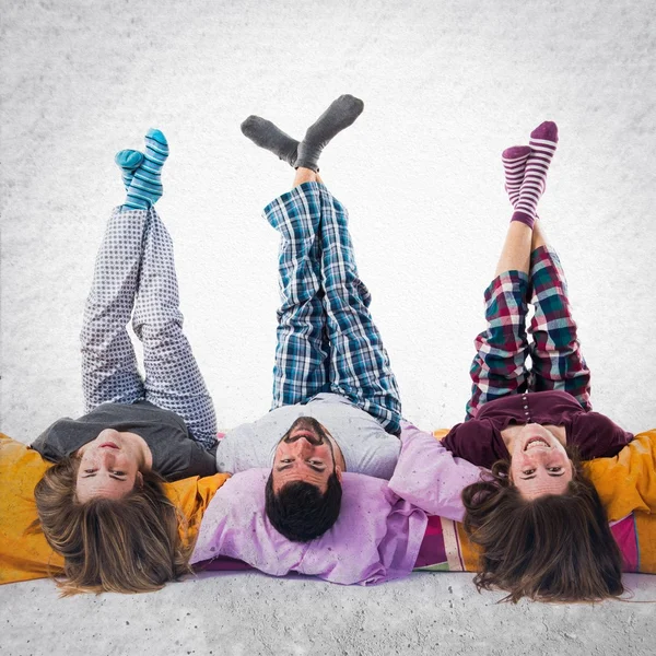 Drie vrienden op een bed — Stockfoto