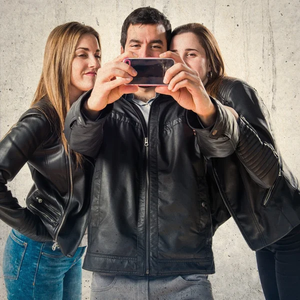 Amici che fanno un selfie — Foto Stock