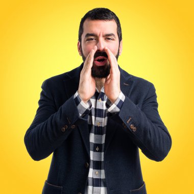 Renkli arka plan üzerinde yakışıklı adam