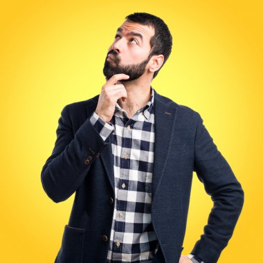 Renkli arka plan üzerinde yakışıklı adam