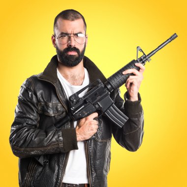 Bir tüfek tutarak pezevenk adam