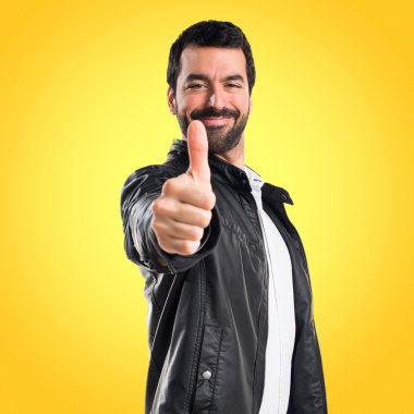 Deri ceket başparmak ile olan adam