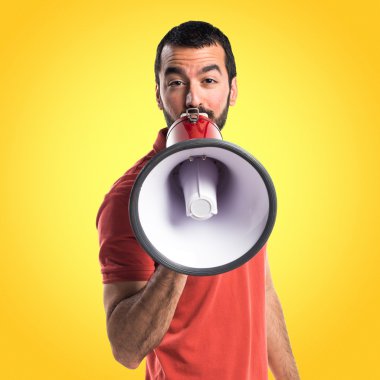 Yakışıklı adam tarafından megafon bağırarak