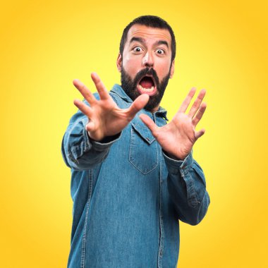 Adam sürpriz jest yapıyor.