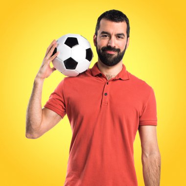 Renkli arka plan üzerinde yakışıklı adam