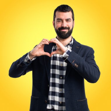 Renkli arka plan üzerinde yakışıklı adam