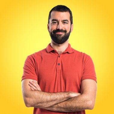 Renkli arka plan üzerinde yakışıklı adam