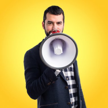 Renkli arka plan üzerinde yakışıklı adam