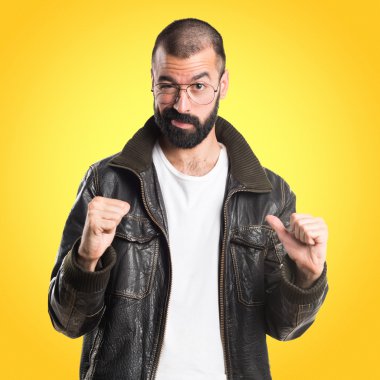 Renkli arka plan üzerinde yakışıklı adam