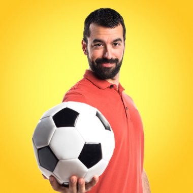 Renkli arka plan üzerinde yakışıklı adam