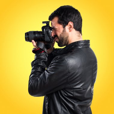 Renkli arka plan üzerinde yakışıklı adam