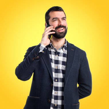 Renkli arka plan üzerinde yakışıklı adam