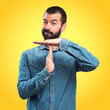 Renkli arka plan üzerinde yakışıklı adam