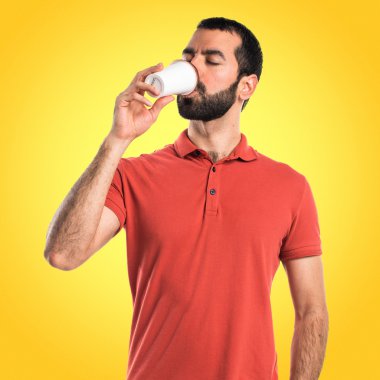 Renkli arka plan üzerinde yakışıklı adam