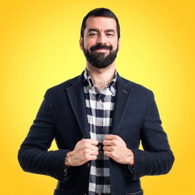 Renkli arka plan üzerinde yakışıklı adam