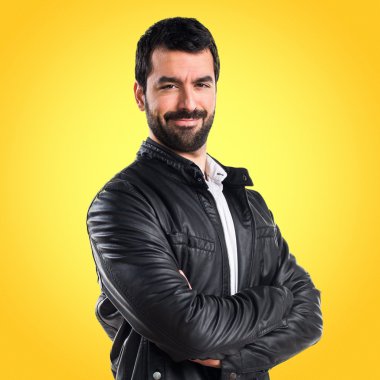 Renkli arka plan üzerinde yakışıklı adam