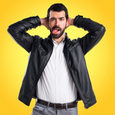 Renkli arka plan üzerinde yakışıklı adam