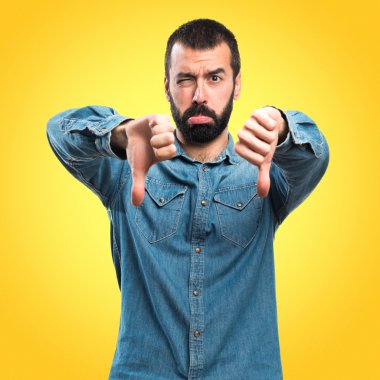 Renkli arka plan üzerinde yakışıklı adam