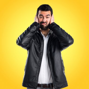 Renkli arka plan üzerinde yakışıklı adam