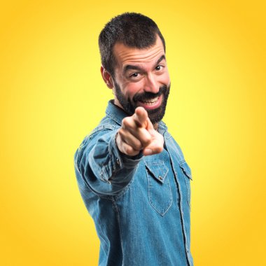 Renkli arka plan üzerinde yakışıklı adam