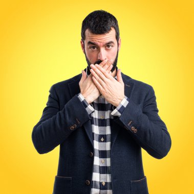 Renkli arka plan üzerinde yakışıklı adam