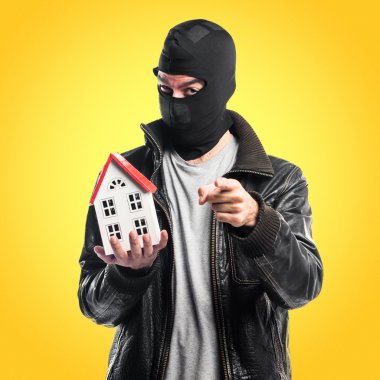 Renkli arka plan üzerinde yakışıklı adam